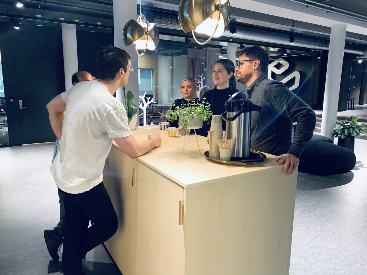 Ansatte i Kobler møtes i kaffebaren